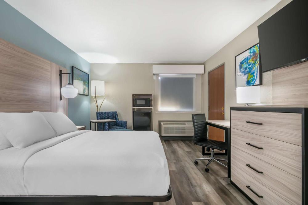 Queen Room with Walk-In Shower - Disability Access/Non-Smoking interior